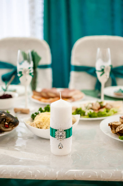 White candle on the wedding table - Фото, зображення