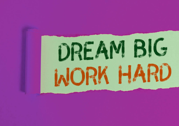 Word γράφοντας κείμενο όνειρο μεγάλη δουλειά σκληρά. Επιχειρηματική έννοια για να πιστεύετε στον εαυτό σας και να ακολουθήσουν τα όνειρα και τους στόχους. - Φωτογραφία, εικόνα