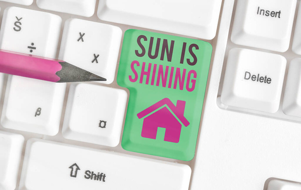 Ecriture conceptuelle montrant Sun Is Shining. Business photo texte c'est quelque chose propage la chaleur, le bonheur et le plaisir
. - Photo, image