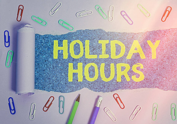 Word szöveg írása Holiday óra. Üzleti koncepció munkavállaló kap kétszer a szokásos fizetni minden órában. - Fotó, kép