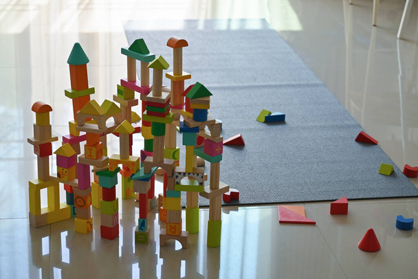 juguete geométrico de bloque de madera colorido para niños jugando aprender creatividad en quedarse en casa
 - Foto, Imagen