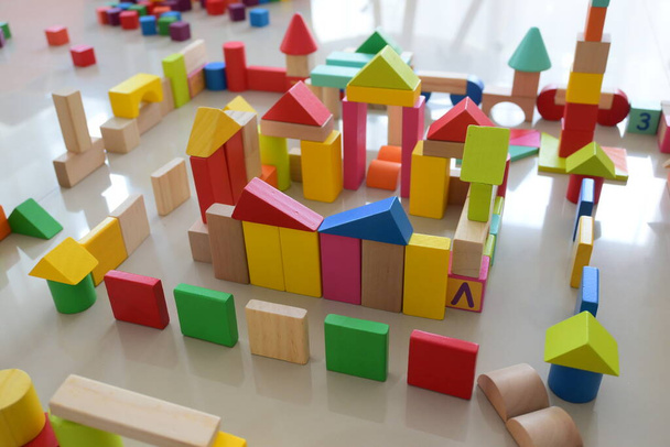子供の遊びの活動のための木製のおもちゃブロックの建物の町家庭での学習開発 - 写真・画像