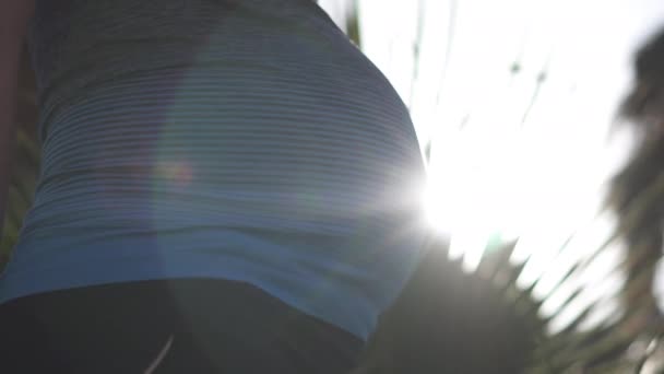 Mulher feliz batendo barriga grávida na praia do mar ao pôr do sol em slo-mo
 - Filmagem, Vídeo