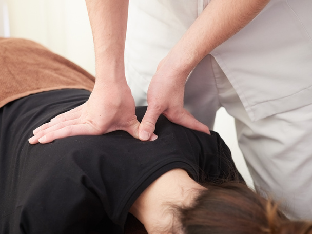 A Japanese woman getting a shoulder blade massage - Foto, Imagen