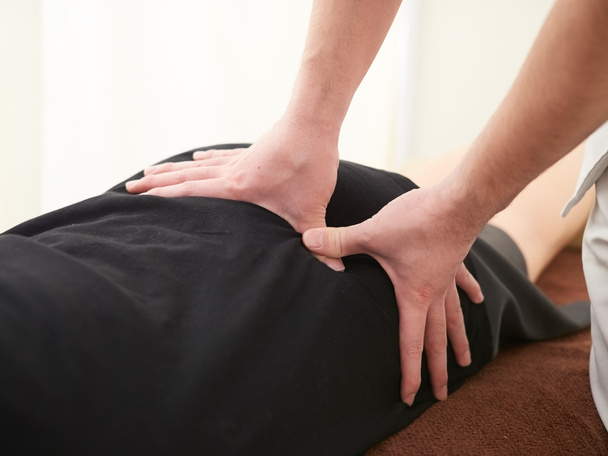 een japans vrouw getting een taille massage - Foto, afbeelding