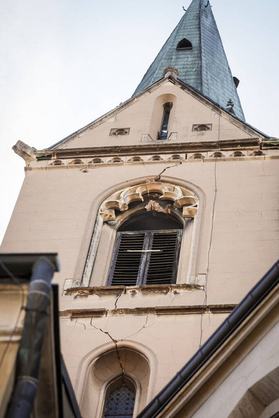 Zagreb, Croatia - 12 April, 2020 : Damage Church of St. Francis in downtown after a strong earthquake of 5.5 on the Richter scale in Zagreb, Croatia. - Foto, imagen