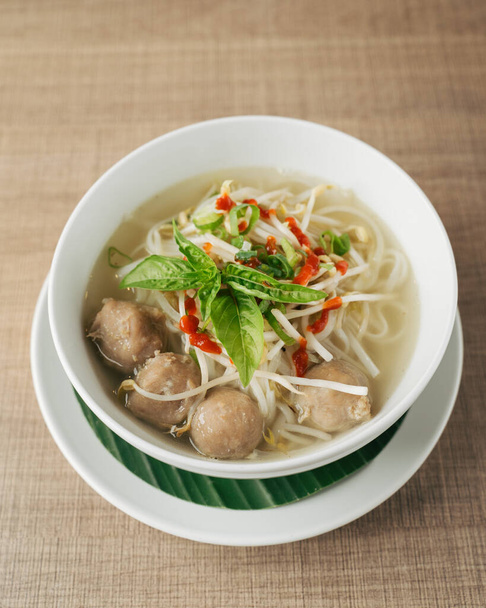 Zuppa di pho vietnamita con manzo, polpette, verdure fresche
 - Foto, immagini