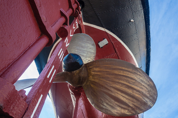 stoom sleepboot vaartuig messing propeller - Foto, afbeelding