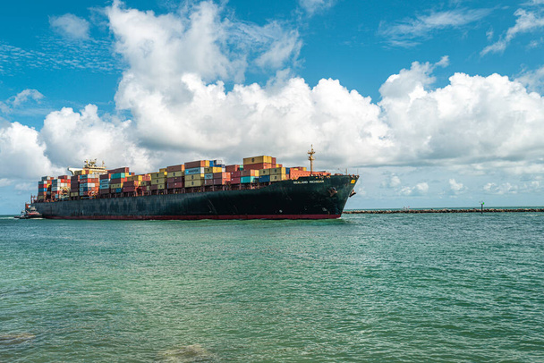 Μαϊάμι Μπιτς, Φλόριντα, ΗΠΑ - 22 Μαΐου 2020: Cargo Ship. Εμπορευματικό πλοίο εμπορευματοκιβωτίων, εμπορικό εμπόριο εισαγωγών, υλικοτεχνική υποστήριξη και μεταφορά. Sealand Μίσιγκαν - Φωτογραφία, εικόνα