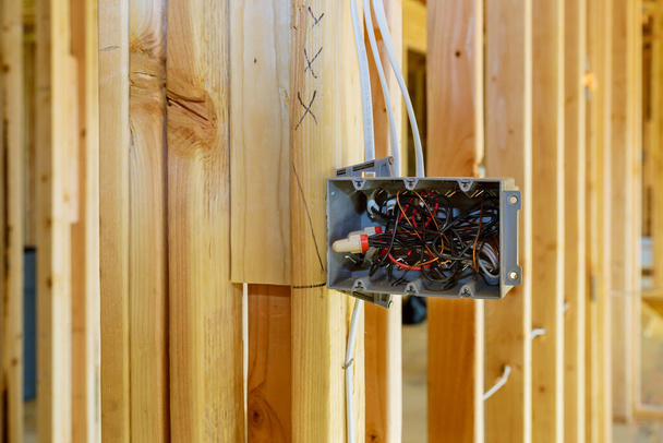 Yeni ev inşaatında duvara elektrik prizleri takılıyor - Fotoğraf, Görsel