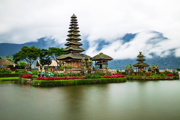 Bali adasındaki Pura Ulun Danu Bratan tapınağı. Güzel bale tapınağı. Bali 'nin simgesi. Yağmurlu, bulutlu ve sisli hava. Su yansıması. Kapama hızı yavaş. Bratan Gölü, Bali, Endonezya - Fotoğraf, Görsel