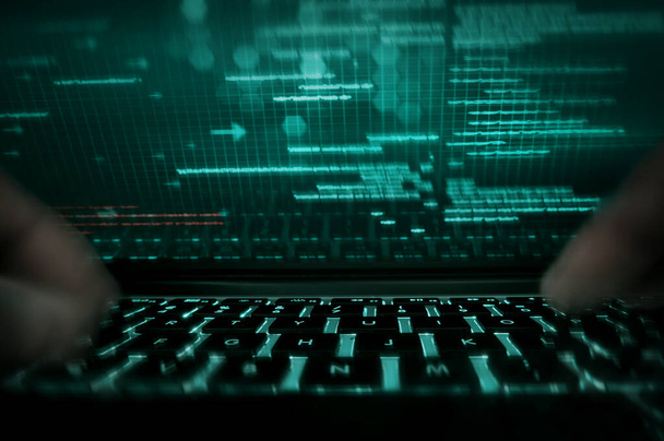 ノートパソコンのキーボードで入力するスパイで安全なサイバーハッカーの攻撃データ  - 写真・画像