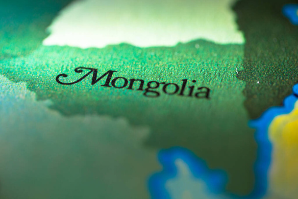アトラス上のアジア大陸のモンゴル国の地理地図の位置にフィールドの焦点の浅い深さ - 写真・画像