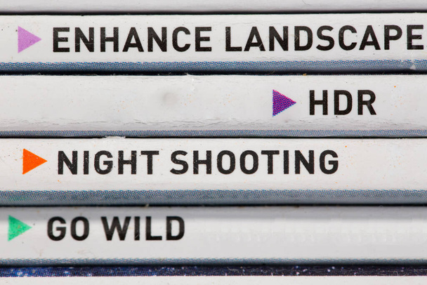 Пейзаж HDR нічна зйомка дикого Макро крупним планом перегляд слів у чорному тексті через горизонтальні лінії абстрактний фон
 - Фото, зображення