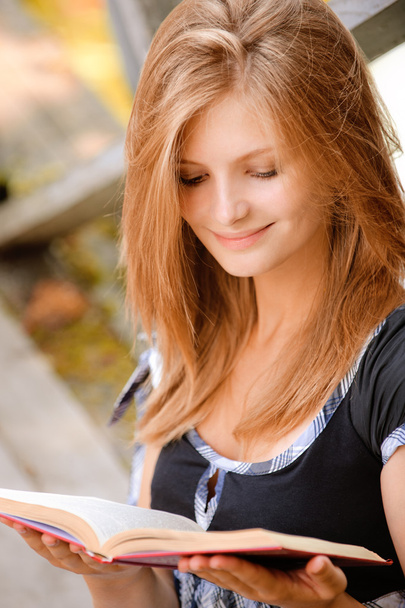 νεαρή γυναίκα με βιβλίο - Φωτογραφία, εικόνα