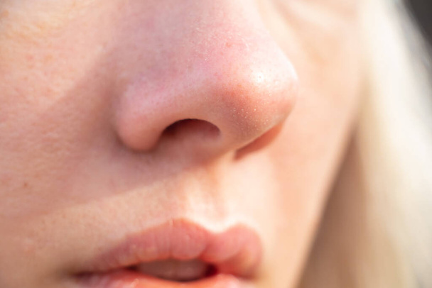 boca e nariz de uma jovem ao ar livre closeup
 - Foto, Imagem