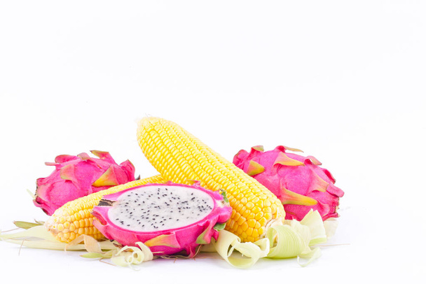  mazorcas de maíz dulce granos y pitaya de fruta de dragón sobre fondo blanco frutas y verduras alimentos aislados
 - Foto, imagen