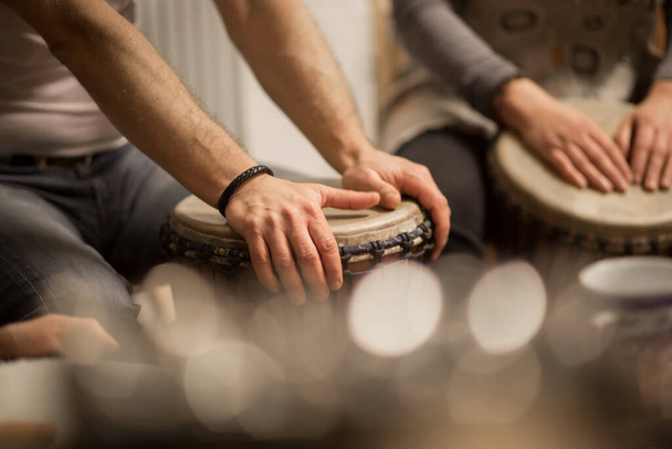 Primo piano delle mani sui tamburi africani, batteria per una musicoterapia, terapia con tamburi
 - Foto, immagini