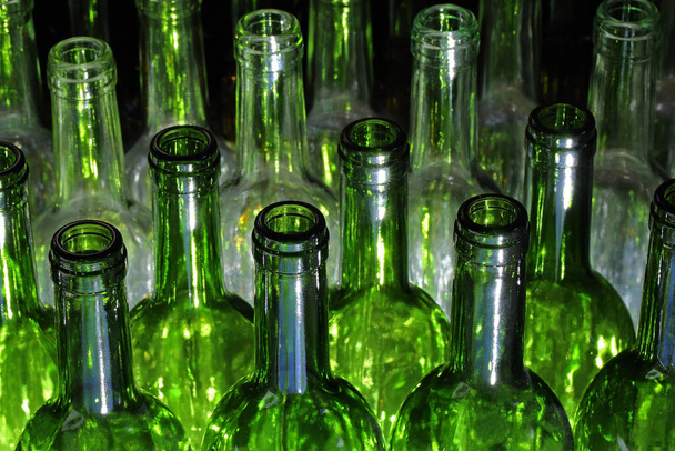 Botellas de vino vacías, primer plano
 - Foto, Imagen