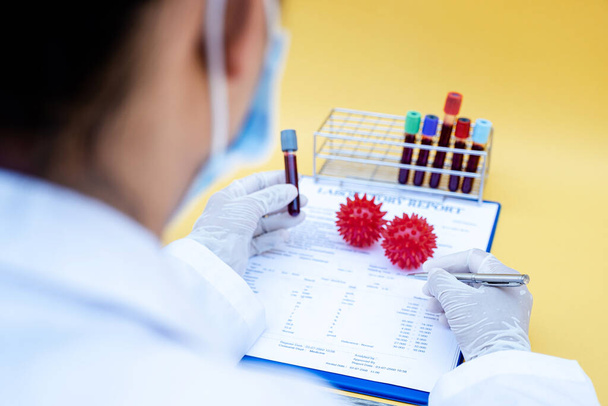 Personal del laboratorio registrando los resultados del análisis de sangre
. - Foto, Imagen