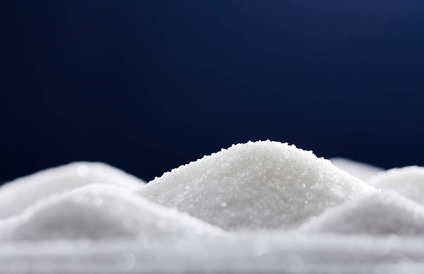 Lähikuva sokeri, kasataan muoto kukkuloiden (makro taustakuva
) - Valokuva, kuva