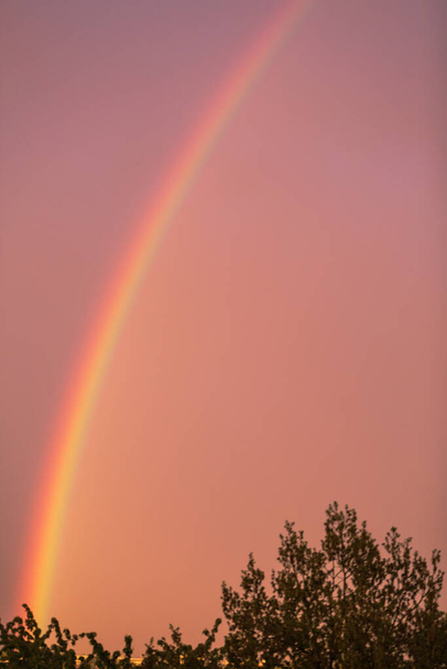 Ein Himmel mit einem Regenbogen. - Φωτογραφία, εικόνα