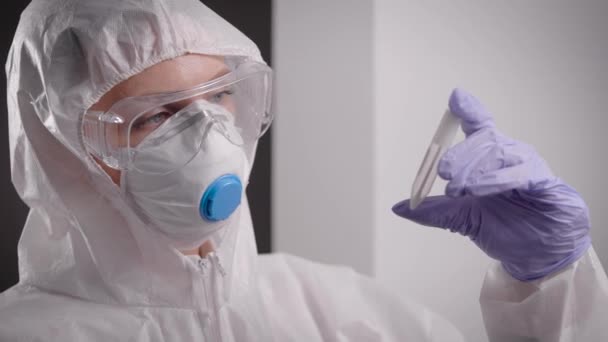 Pandemia Covid-19. Num laboratório médico que trabalha com vírus perigosos
 - Filmagem, Vídeo