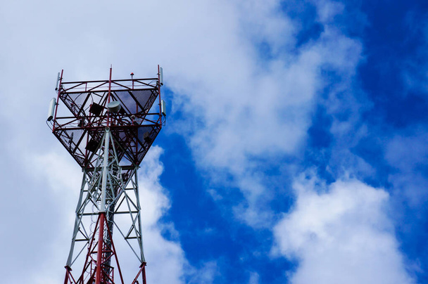 Телекоммуникационная башня Антенна против неба / Технология на вершине телекоммуникационной башни GSM (5G, 4G, 3G
) - Фото, изображение