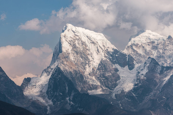 Vista do pico da montanha de Cholatse do ponto de vista de Gokyo Ri, cordilheira do Himalaia na rota de trekking do acampamento base do Everest, Nepal, Ásia
 - Foto, Imagem
