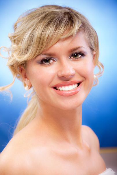 Портрет чарівної усміхненої блондинки
 - Фото, зображення