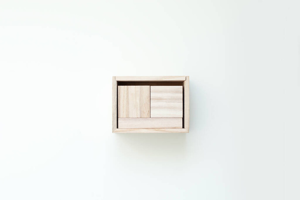 白い隔離された背景に空白の木製のカレンダー。コピースペース。最上階だ。空の木製ブロックカレンダー。お祝い、販売または休日のアイデアのためにモックアップします。素朴な木製の装飾家。テキストの空のスペース - 写真・画像
