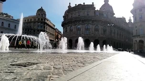 Fontana di Genova Piazza de Ferrari. Water Jet Square .big piazza vacazion italiano
 - Filmati, video