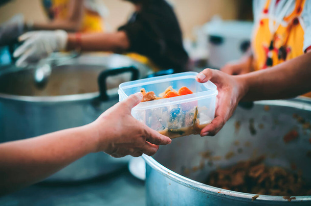 Compartilhamento de alimentos com os sem-teto: comida gratuita para os pobres e distribuição de alimentos
 - Foto, Imagem