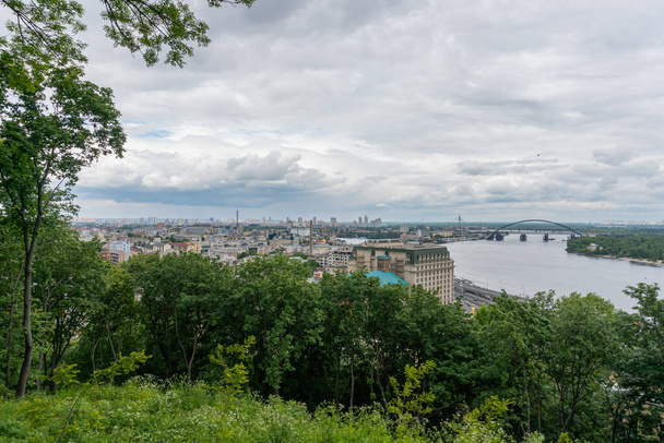 Vue imprenable depuis une colline sur une ancienne région touristique de Kiev
 - Photo, image