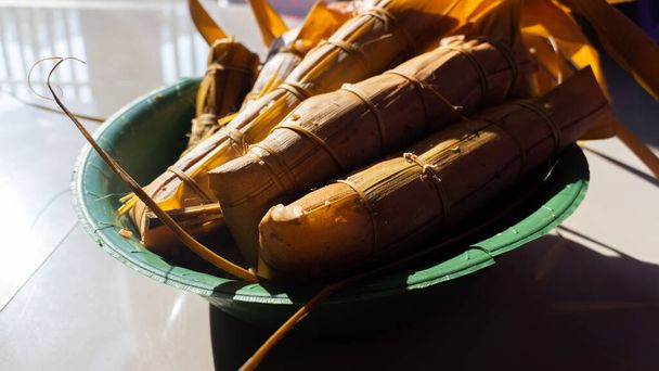 Ketupat lepet, plato especial servido en la celebración de Eid Mubarak / Ied Fitr en Indonesia. Ketupat es un tipo de albóndigas hechas de arroz envasadas dentro de un contenedor en forma de rectángulo de una bolsa de hojas de palma tejida.
. - Foto, imagen