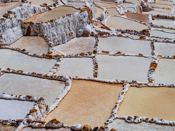 Detail der Inka-Salinen und Minen in Maras, in der Nähe von Cuzco im Heiligen Tal, Peru - Foto, Bild