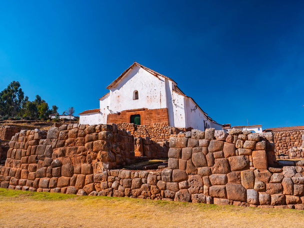 Önünde antik İnka duvarları olan İspanyol sömürge kilisesi, Chinchero Köyü, Peru - Fotoğraf, Görsel