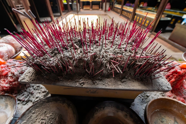 Dienblad met as en wierook genageld om te worden verbrand als offer aan de doden. Fenghuang Ancient Town, provincie Hunan, China - Foto, afbeelding