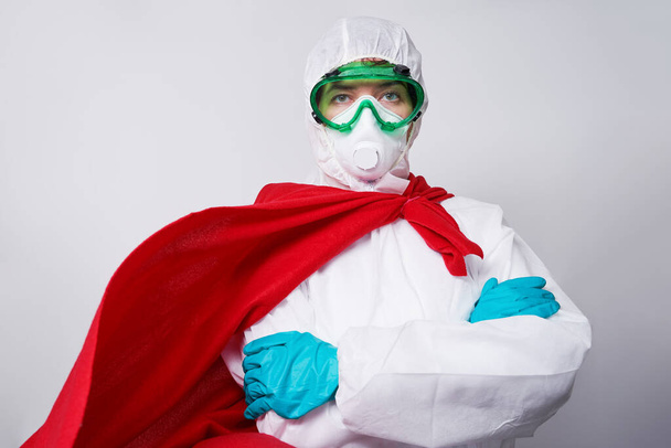 Arzt trägt PSA - Kostüm, Handschuhe und chirurgische Gesichtsmaske im Superhelden-Umhang. - Foto, Bild