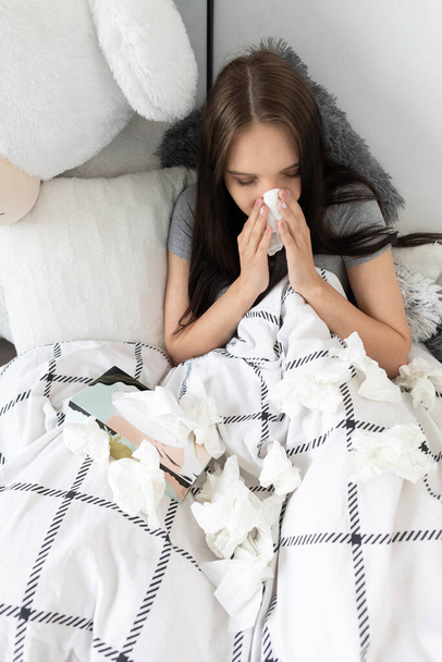 Un grave raffreddore che causa mal di testa e la necessità di pulire costantemente il naso
. - Foto, immagini