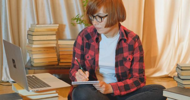 Fiatal nő diák tanul otthon sok könyvet és laptop - Fotó, kép