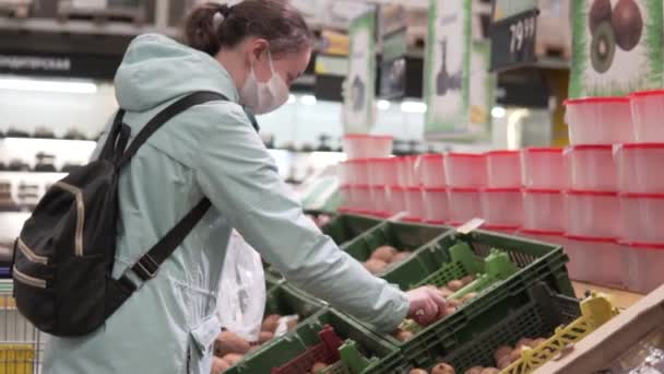 Dívka vybírá kiwi v supermarketu během pandemie koronaviru - Záběry, video