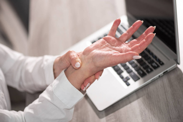Geschäftsfrau leidet unter Schmerzen am Handgelenk - Foto, Bild