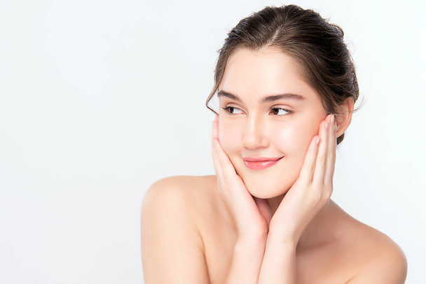 Schöne junge Frau berührt ihr sauberes Gesicht mit frischer gesunder Haut, isoliert auf weißem Hintergrund, Kosmetik und Gesichtsbehandlung - Foto, Bild