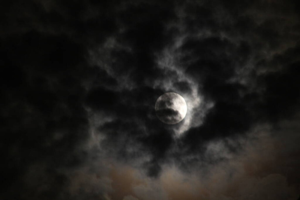 Вид на луну ночью - Фото, изображение