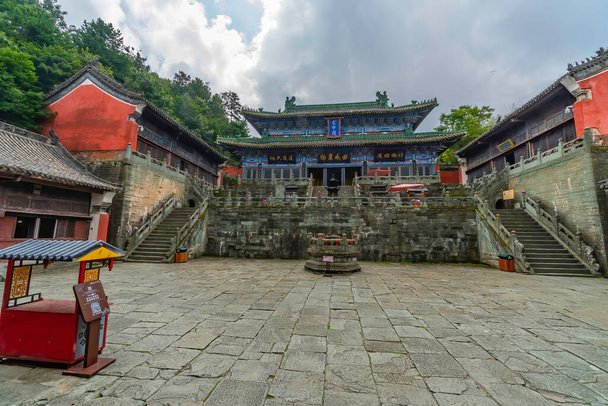 Главная площадь Наньянского дворца. Красивый китайский дворец окружен павильонами и храмами. Гора Феданг, провинция Хубэй, Китай
 - Фото, изображение