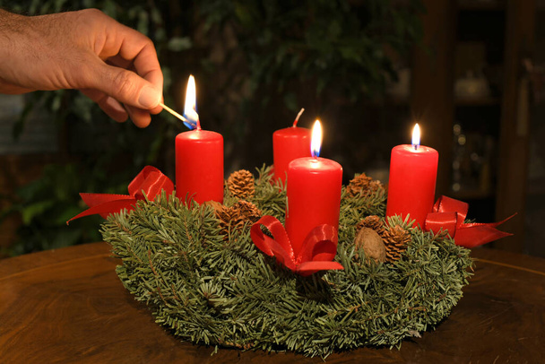 Der Adventskranz mit seinen vier Kerzen ist in Österreich eine alte Tradition in der Vorweihnachtszeit. An jedem Sonntag im Advent wird eine (zusätzliche) Kerze entzündet. - Foto, Bild