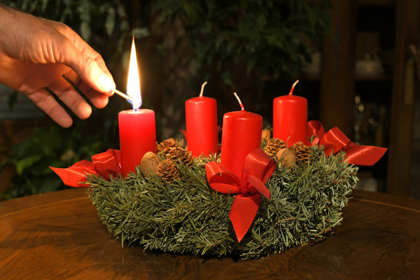 Der Adventskranz mit seinen vier Kerzen ist in Österreich eine alte Tradition in der Vorweihnachtszeit. An jedem Sonntag im Advent wird eine (zusätzliche) Kerze entzündet. - Foto, Bild