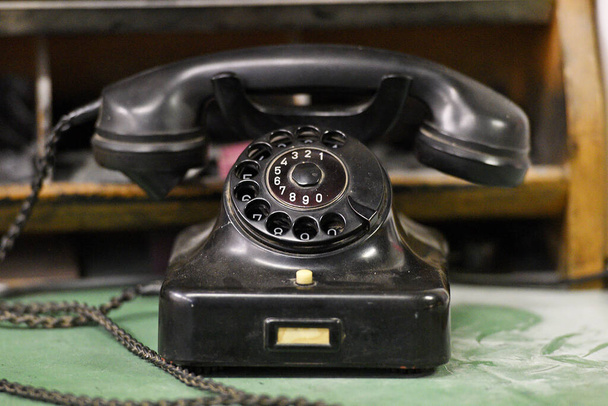 Ένα παλιό ιστορικό περιστροφικό τηλέφωνο - Φωτογραφία, εικόνα