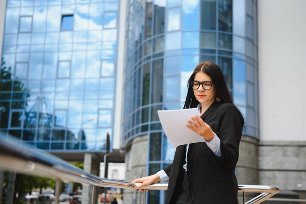 Young business woman portrait near office building - Zdjęcie, obraz